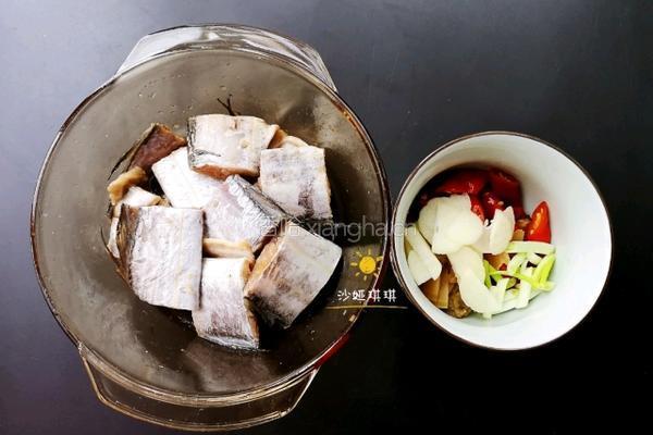 酸辣香酥带鱼的做法图解2