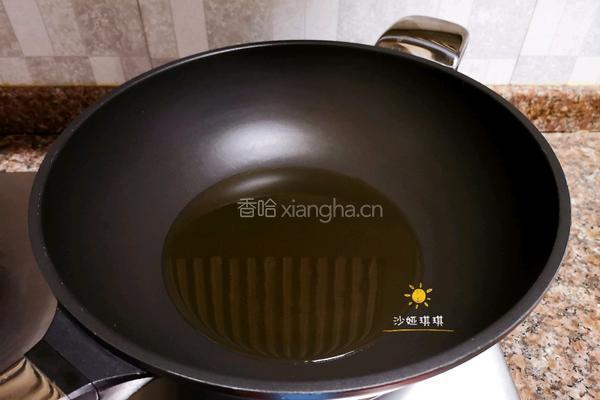 酸辣香酥带鱼的做法图解4