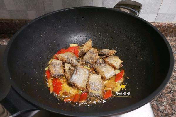 酸辣香酥带鱼的做法图解9
