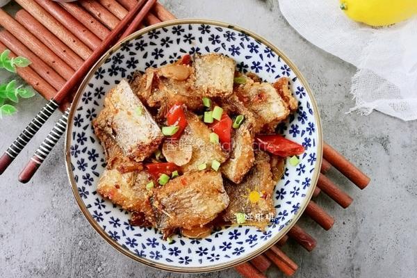 酸辣香酥带鱼的做法图解10