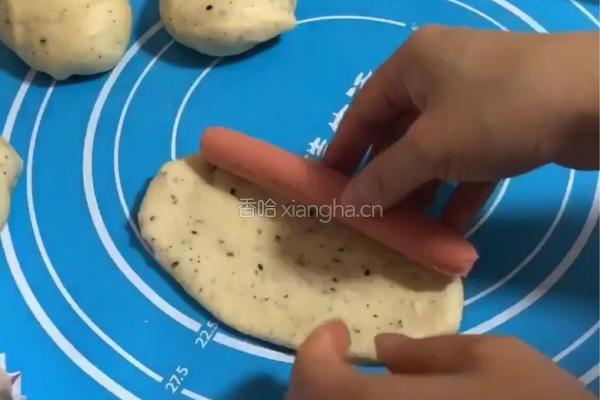  黑芝麻肠仔包的做法图解4
