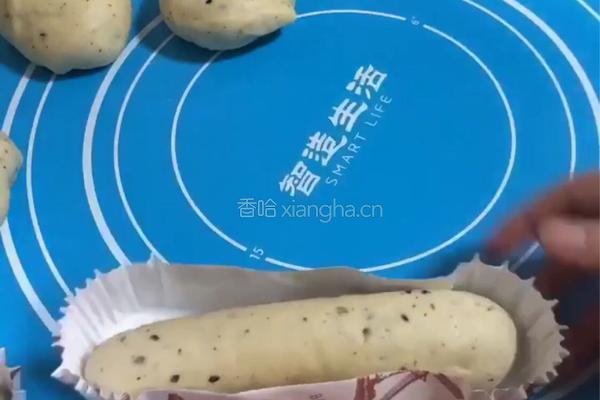  黑芝麻肠仔包的做法图解8