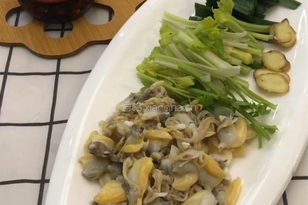 老干妈炒花甲的做法图解1