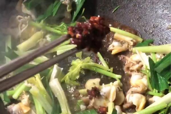 老干妈炒花甲的做法图解5