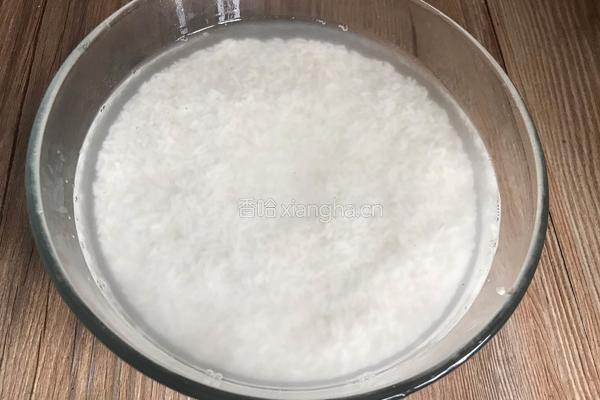 腊肉焖糯米粉的做法图解1