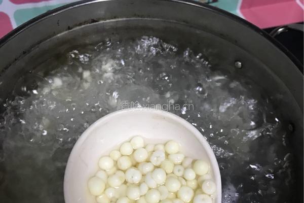 茨实银耳雪梨汤的做法图解1