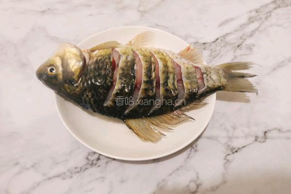 鲫鱼豆腐汤的做法图解1