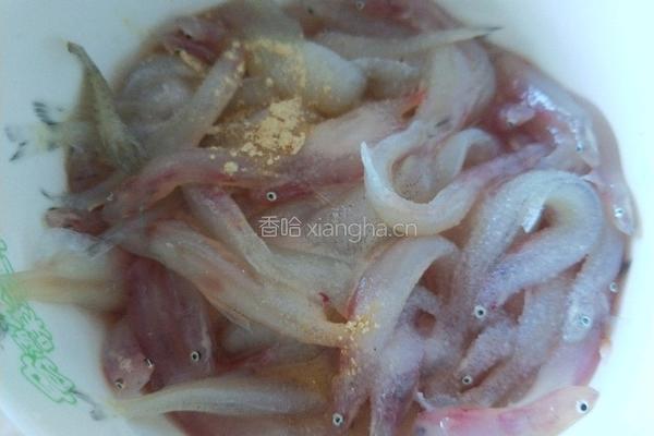 炸面条鱼的做法图解2