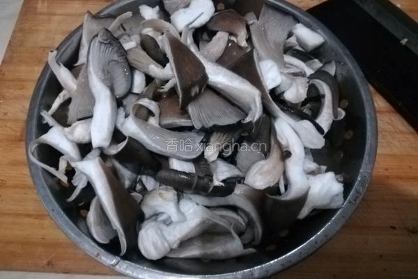 平菇炒肉的做法图解2