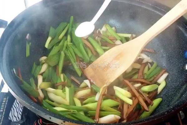 蒜叶炒香干的做法图解7