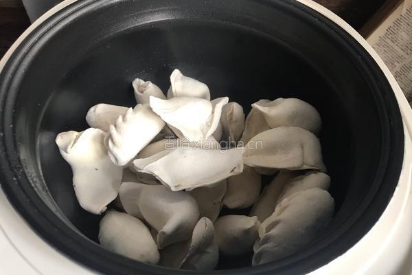 速煮饺子的做法图解2