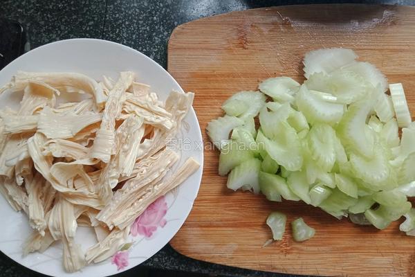 西芹炒腐竹的做法图解1