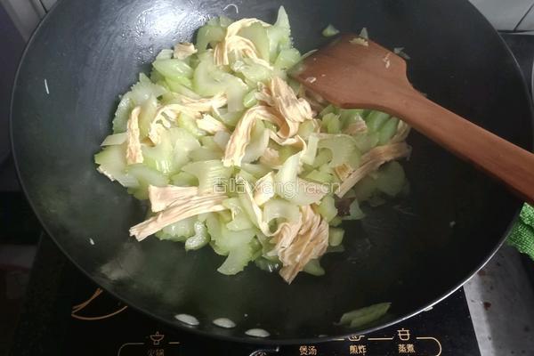 西芹炒腐竹的做法图解4