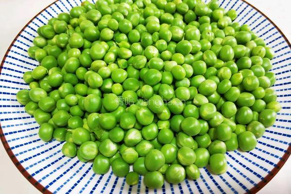 豌豆炒腊肠的做法图解2