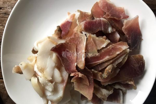 腊肉炒莴笋的做法图解1
