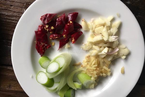 腊肉炒莴笋的做法图解2