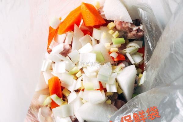 双色萝卜排骨汤的做法图解3