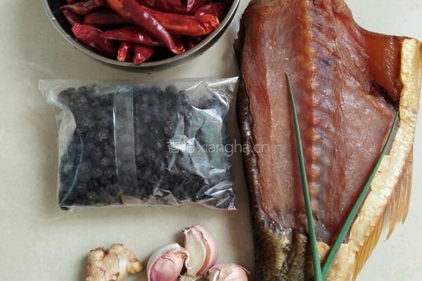 豆豉辣椒蒸腊鱼的做法图解1