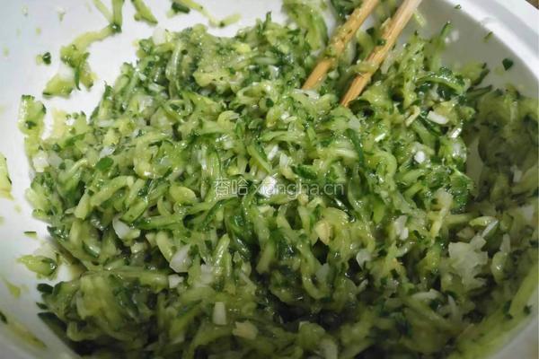 黄瓜虾仁鸡蛋水饺的做法图解3