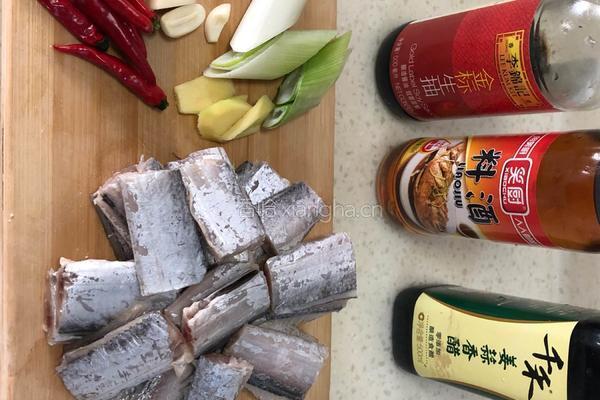 带鱼烧萝卜的做法图解1