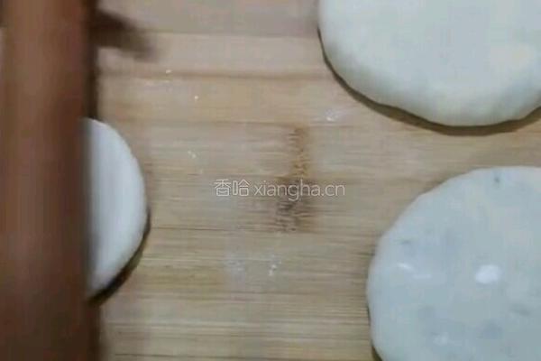 凉了不硬的韭菜盒子的做法图解12