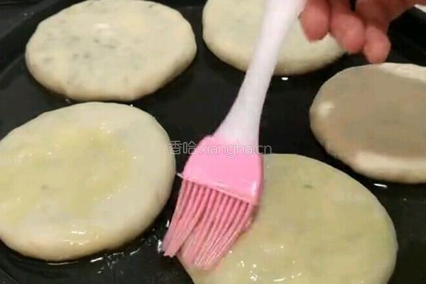 凉了不硬的韭菜盒子的做法图解16