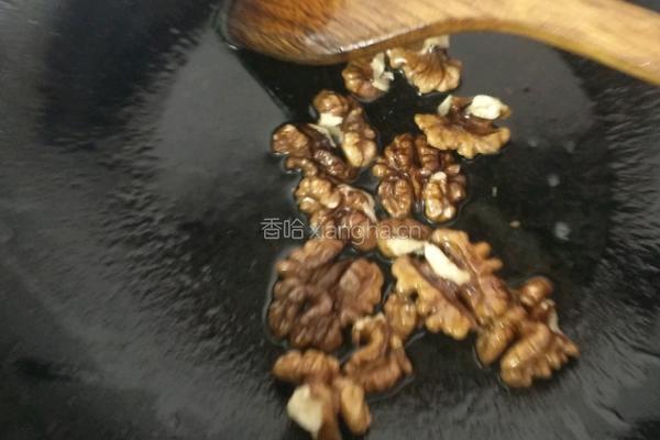 百合桃仁炒虾仁的做法图解4