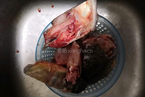 鱼头汤的做法图解1