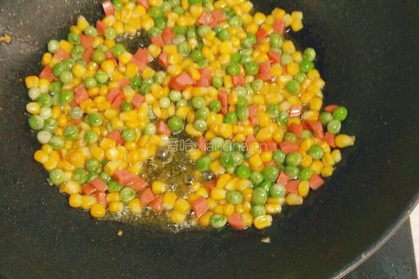 玉米豌豆鸡蛋火腿炒饭的做法图解4