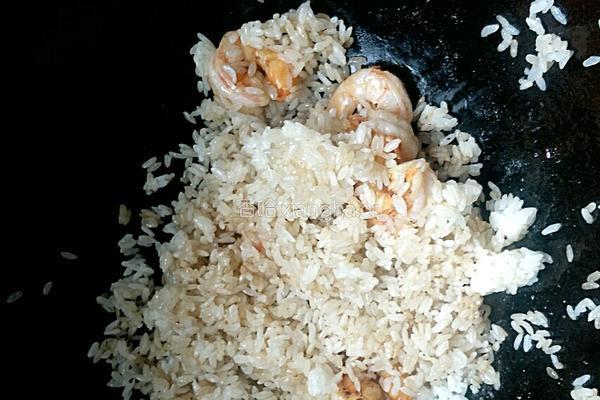 虾仁菠萝炒饭的做法图解6