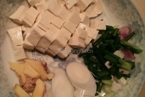 清炖鲈鱼豆腐汤的做法图解2