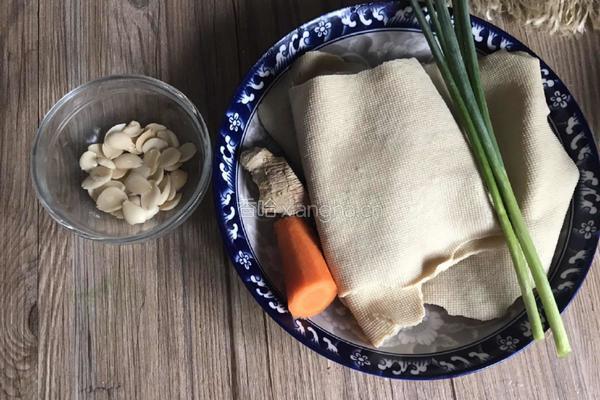 杏仁拌豆腐皮的做法图解1