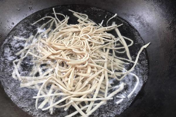 杏仁拌豆腐皮的做法图解3