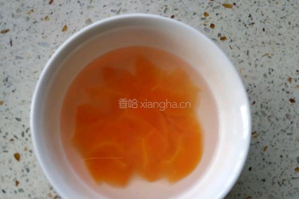 胡萝卜鸡蛋羹的做法图解1