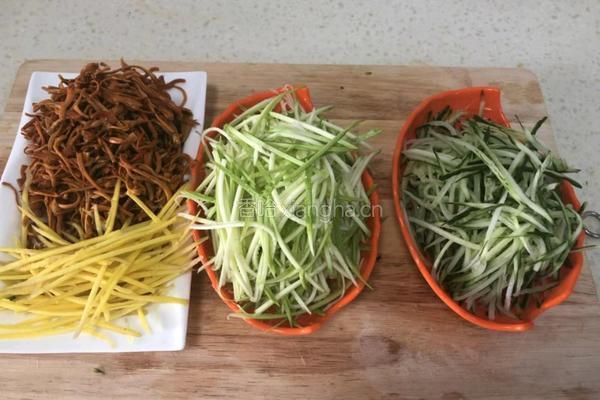 虫草花拌杂蔬的做法图解2