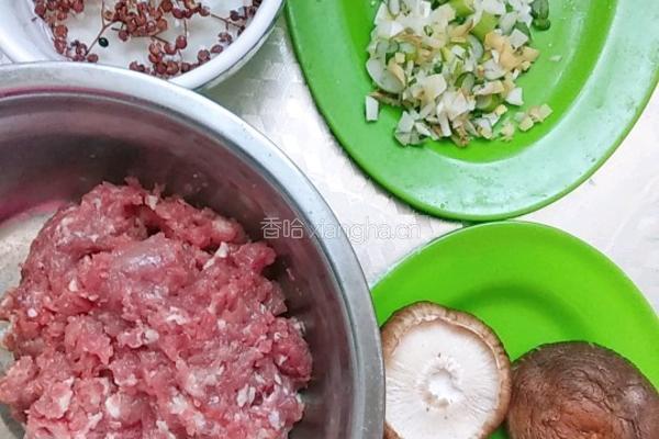 香菇酿肉的做法图解1