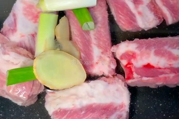山药玉米排骨汤的做法图解1