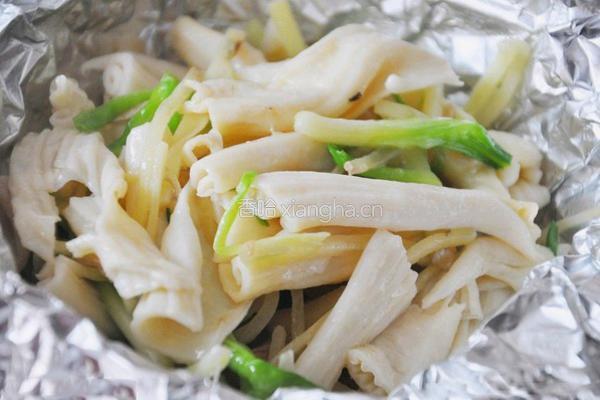 青椒炒鹅肠的做法图解3
