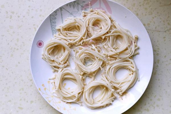 金针菇酿鹌鹑蛋的做法图解3