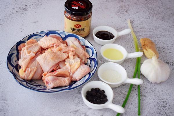 辣椒香菇酱蒸鸡肉的做法图解1