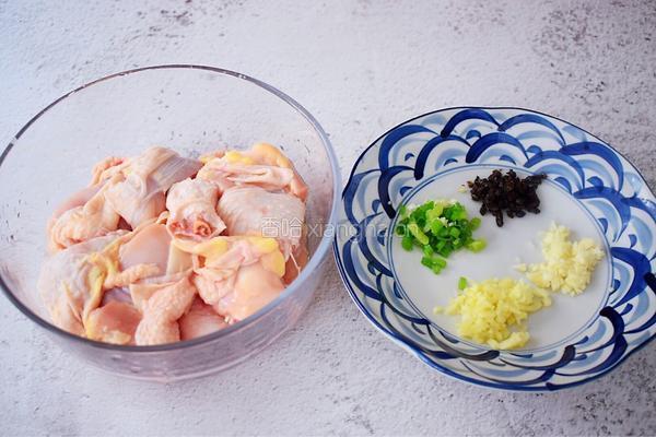 辣椒香菇酱蒸鸡肉的做法图解2