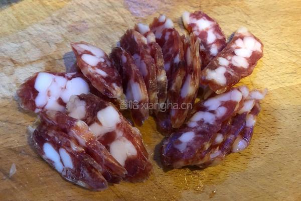 腊肠蒸土豆的做法图解2