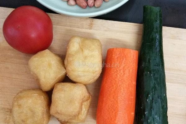胡萝卜青瓜油果点花生的做法图解1