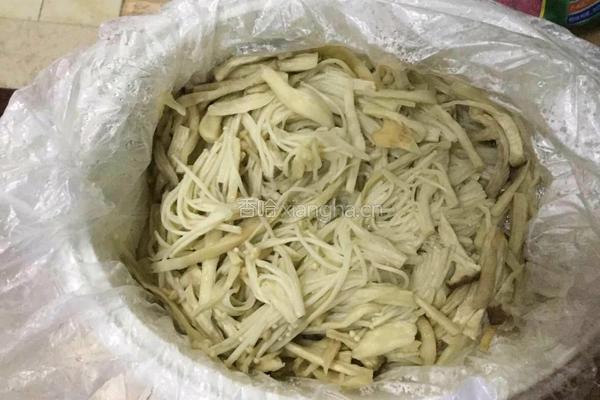老干妈拌金针菇杏鲍菇的做法图解1