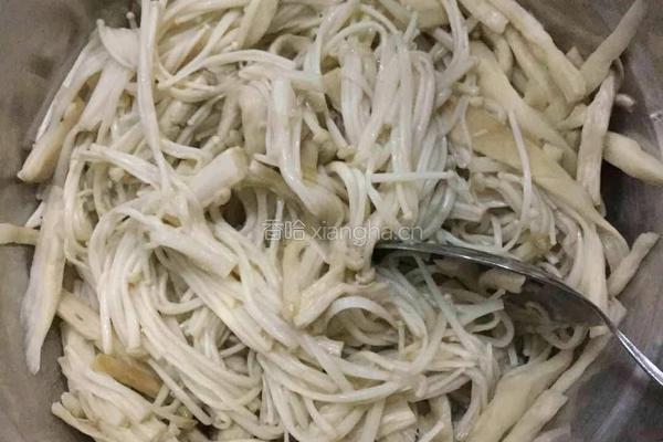 老干妈拌金针菇杏鲍菇的做法图解2