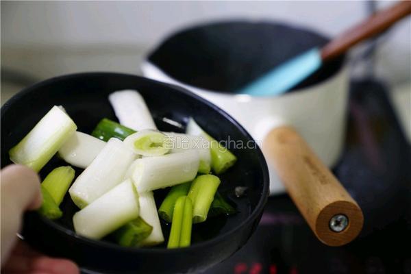大葱肉段烧大闸蟹的做法图解3