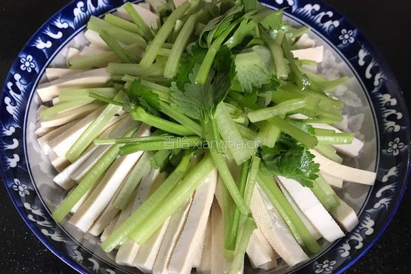 芹菜豆腐干的做法图解4