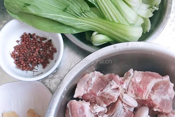 油菜骨头汤的做法图解1