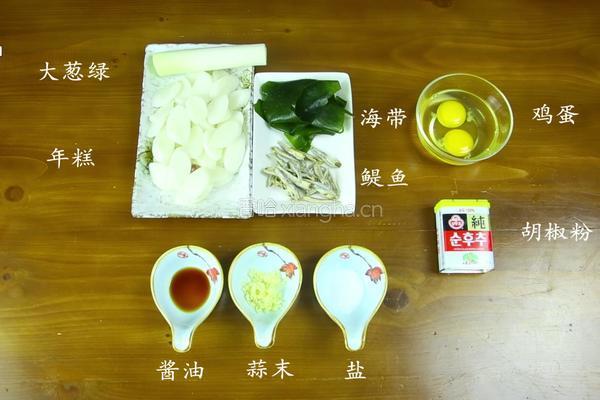 韩式鳀鱼年糕汤的做法图解1