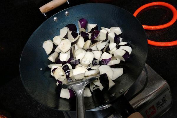 鱼香肉末茄子的做法图解4